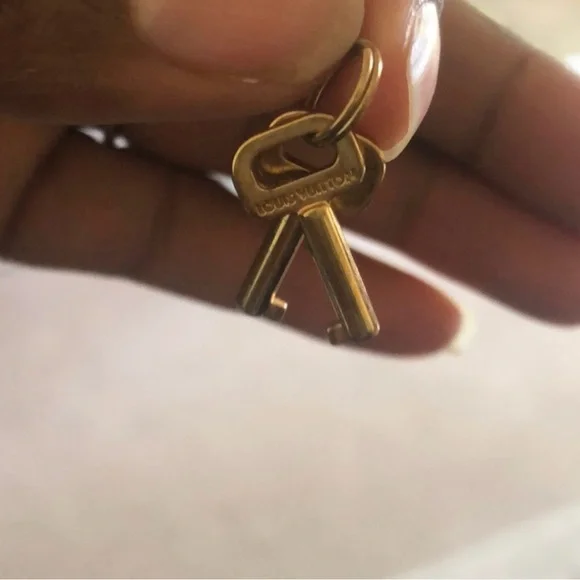 Louis Vuitton tiny gold keys pendant - Picture 4 of 5